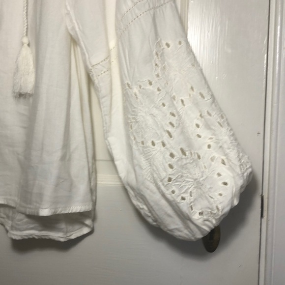 Cute white blouse. - Picture 3 of 5